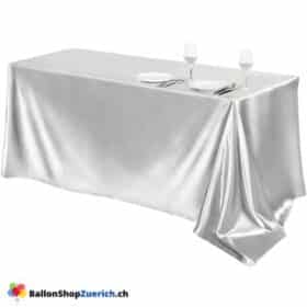 Скатерть из серебристого атласа