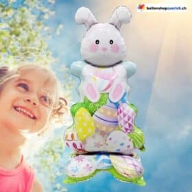 Conejito de Pascua grande con globos y decoración de huevos de Pascua