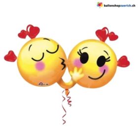 Luftballon "Küssendes Emoji-Paar"  Dieser liebevoll gestaltete Folienballon in Emoji-Form zeigt zwei sich küssende, lachende Gesichter mit süssen Herzchen-Details – ein absoluter Hingucker für romantische Anlässe! Ob als Überraschung zum Valentinstag, für den Jahrestag, zur Verlobung, als Hochzeitsdeko oder einfach um jemandem seine Liebe zu zeigen – dieser Ballon zaubert garantiert ein Lächeln ins Gesicht. 💛 Highlights: Grösse (gefüllt): ca. 91 × 53 cm Farbe: Gelb mit roten Herz-Details Design: Zwei verbundene Emoji-Gesichter mit Kussmotiv Material: Hochwertige Folienqualität, luft- und heliumgeeignet 🎈 Tipp: Mit Helium gefüllt, schwebt der Ballon elegant und eignet sich perfekt für Ballonsträusse, Raumdekorationen oder als romantisches Geschenk.